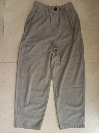 Due pantaloni a gamba larga neri e grigi