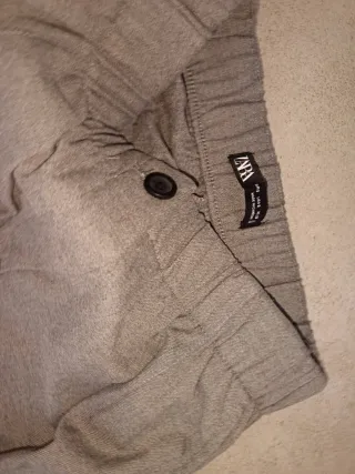 Due pantaloni a gamba larga neri e grigi