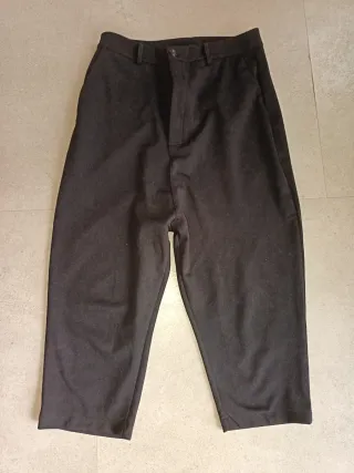 Due pantaloni a gamba larga neri e grigi