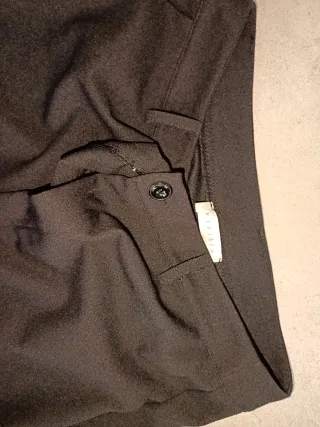 Due pantaloni a gamba larga neri e grigi