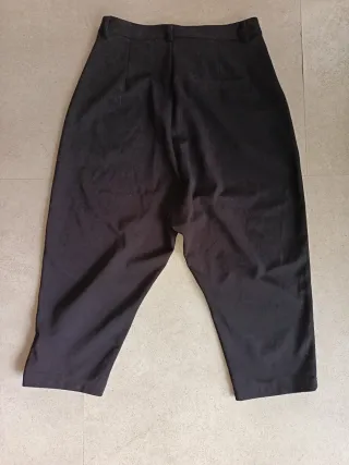 Due pantaloni a gamba larga neri e grigi