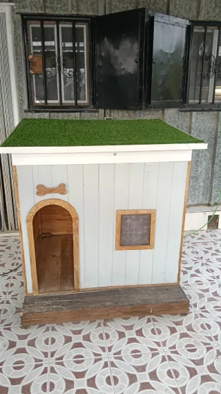 Casa de madera para perro con tejado verde