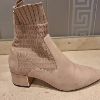 Botines rosa con detalle dorado