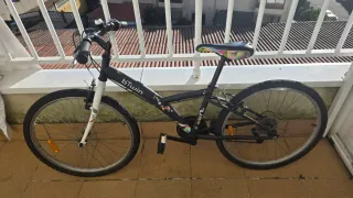 Bicicleta Btwin Negra con Diseño