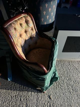 Sillón antiguo tapizado floral