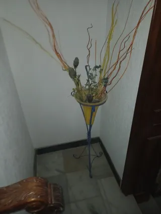 Florero con pedestal de cristal y metal