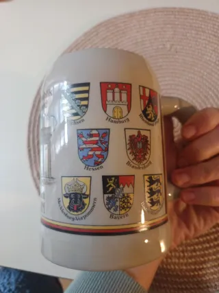 Taza de cerámica alemana con escudos