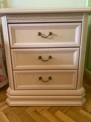 Mesitas de noche de madera color crema