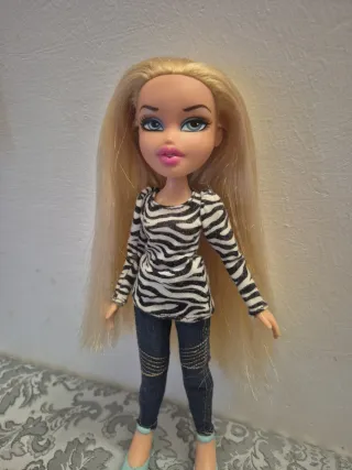 Muñeca Bratz rubia con estampado cebra