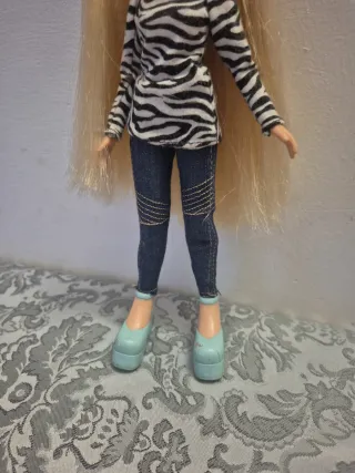Muñeca Bratz rubia con estampado cebra