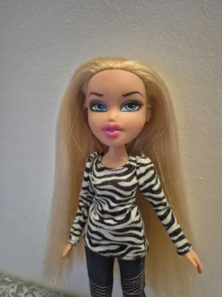 Muñeca Bratz rubia con estampado cebra