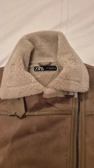 Chaqueta de mujer de Zara ante efecto piel beige