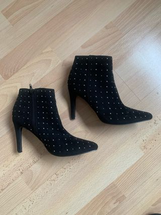 Botines negros con tachuelas doradas