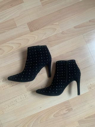 Botines negros con tachuelas doradas
