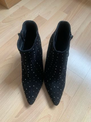 Botines negros con tachuelas doradas