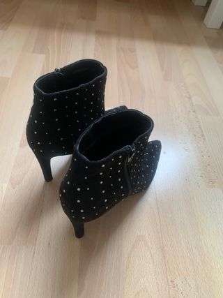 Botines negros con tachuelas doradas
