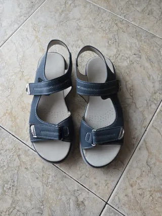 Sandalias azules y blancas