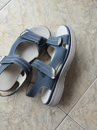 Sandalias azules y blancas