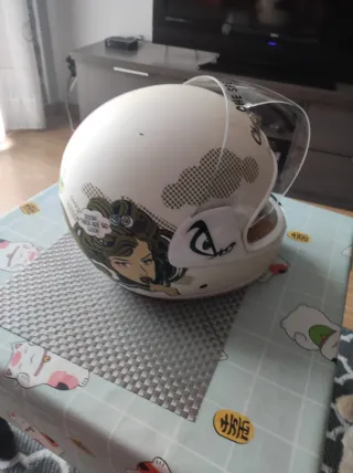 Casco de moto blanco con diseño