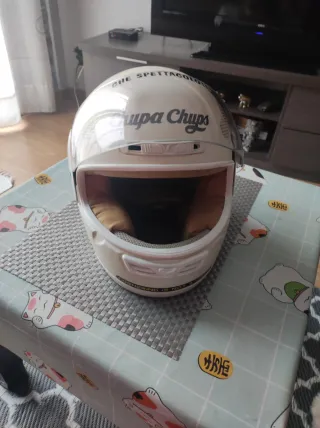 Casco de moto blanco con diseño