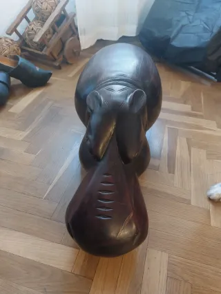 Hipopótamo de madera de ébano tallado
