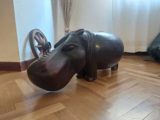 Hipopótamo de madera de ébano tallado