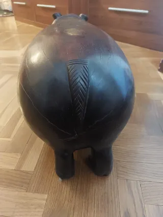 Hipopótamo de madera de ébano tallado