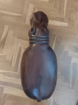 Hipopótamo de madera de ébano tallado