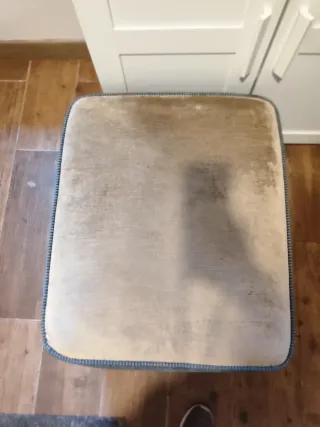 Puff reposapiéstapizado en tela de terciopelo.