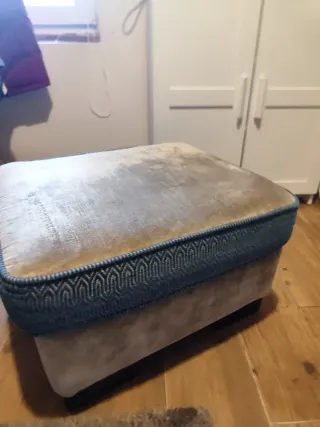 Puff reposapiéstapizado en tela de terciopelo.