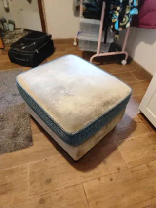 Puff reposapiéstapizado en tela de terciopelo.