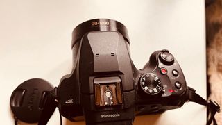 Panasonic Lumix DC-FZ83 Cámara Digital en su caja.