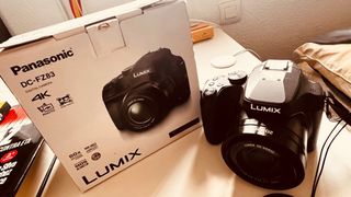 Panasonic Lumix DC-FZ83 Cámara Digital en su caja.