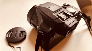 Panasonic Lumix DC-FZ83 Cámara Digital en su caja.