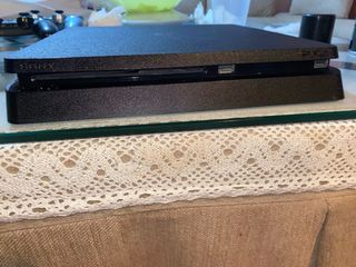 PS4 Slim 1TB con 2 mandos y cables