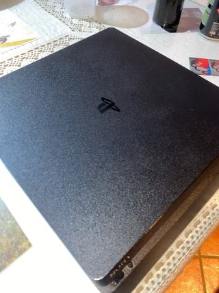 PS4 Slim 1TB con 2 mandos y cables