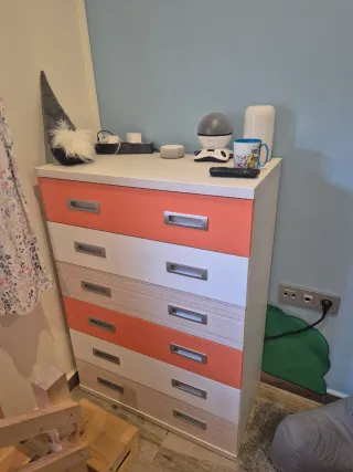 Cómoda Naranja y Blanca