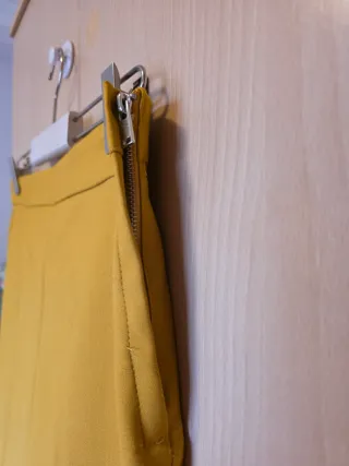 Pantalón mostaza elegante