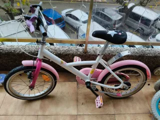 Bicicleta infantil blanca y rosa