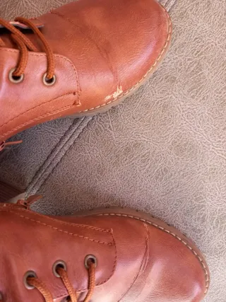 Botines de cuero marrones con cordones