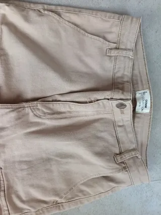 Due pantaloni: jeans neri e cargo beige