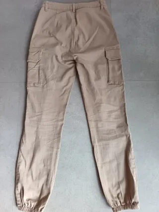 Due pantaloni: jeans neri e cargo beige