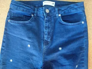 Pantalón vaquero acampanado bordado 38