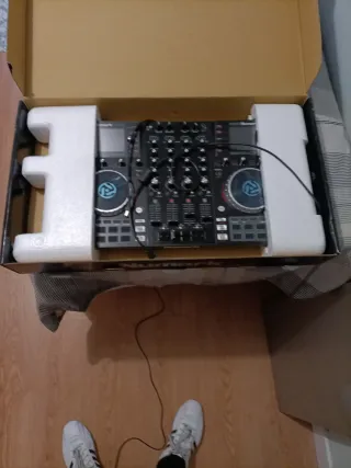 Numark NV Mesa de Mezclas DJ