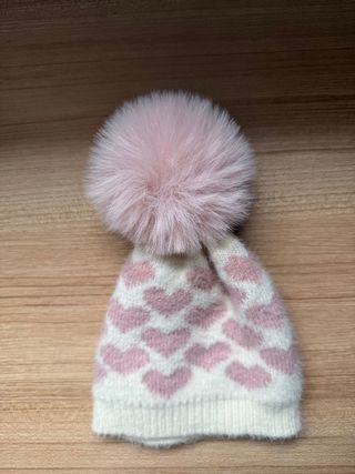 Gorro niña pompom corazones rosa y blanco