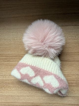 Gorro niña pompom corazones rosa y blanco