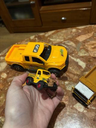 Lote 3 coches de juguete: camión, pick-up y clásic