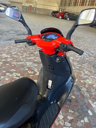 Moto Aprilia Racing Negra