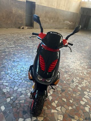 Moto Aprilia Racing Negra