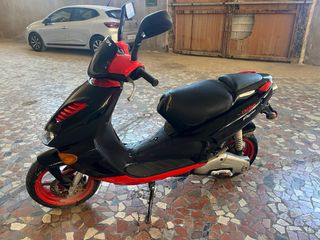 Moto Aprilia Racing Negra
